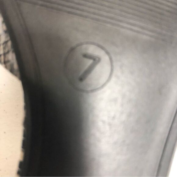 CHINESE LAUNDRY Light Gray Snake Pattern Pointed Flats - Picture 9 of 11